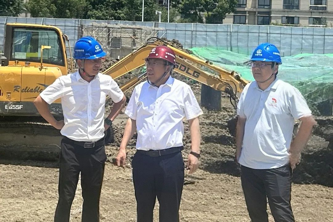 1752460619196572.jpg 公司黨委書(shū)記、董事長(zhǎng)李明華到蘇州清樹(shù)灣項(xiàng)目檢查指導(dǎo)工作.jpg